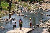 Habitantes del Lugar Pescando en el Rio Las Flores