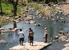 Habitantes del Lugar Pescando en el Rio Las Flores